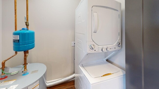 Building Photo - 40 Dupage Ct