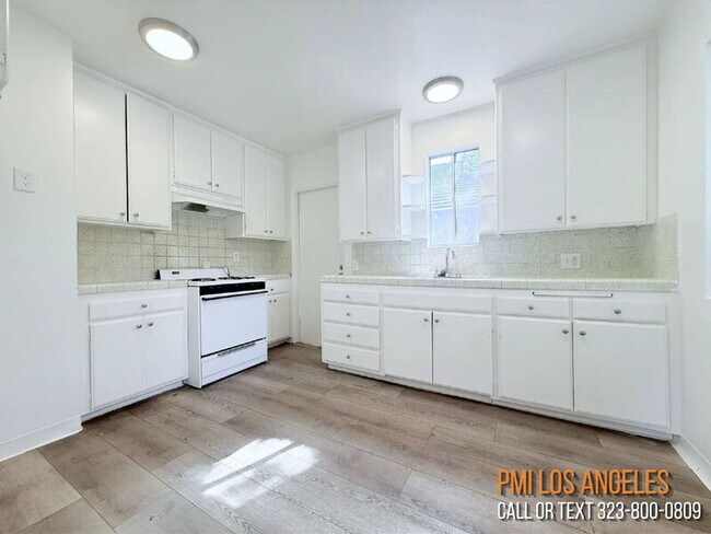 Building Photo - 10565 Camarillo St