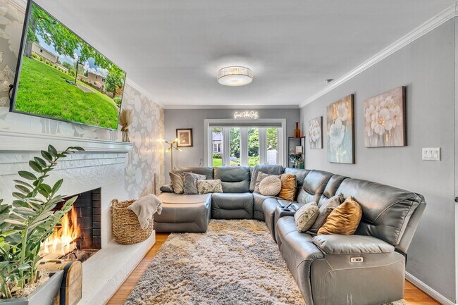 Building Photo - Modern 4 BR Colonial Retreat in River Bend...