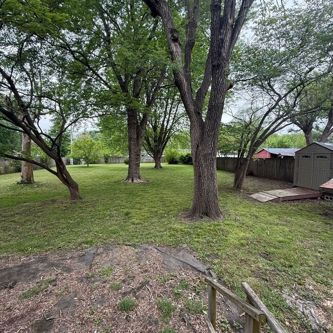 Building Photo - 3 bedroom 1 bath Bungalow with Large fenced in back yard available now.