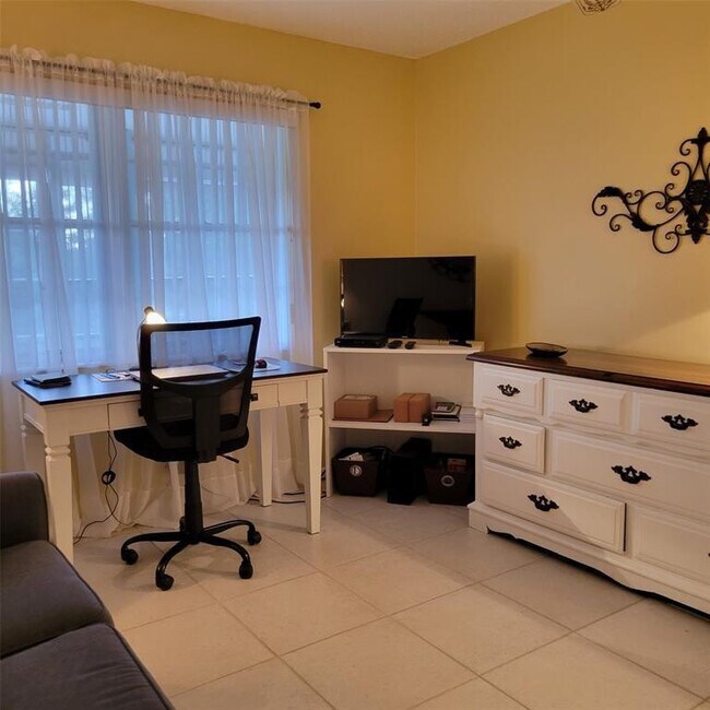 Building Photo - 351 Markham P