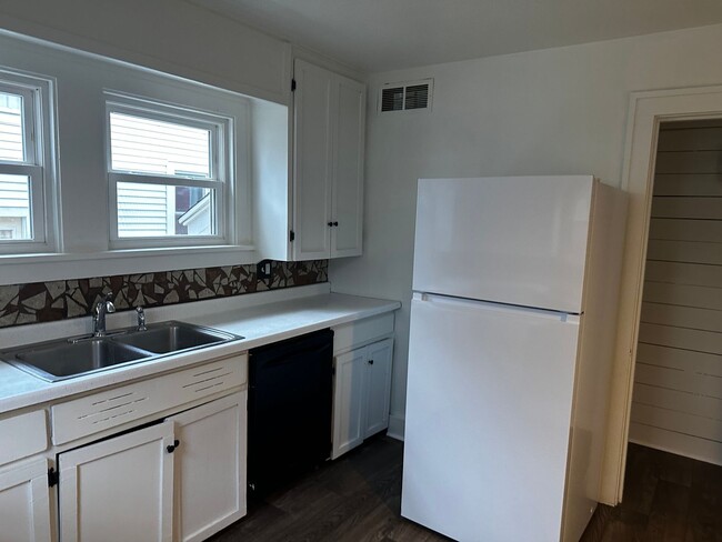 Building Photo - FREE JANUARY RENT!!! Charming 3-bedroom, 1...