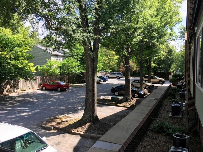 Building Photo - Updated 2br 2ba End Unit in Chancellor Squ...