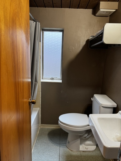 Restroom - full bath - 3246 NE 85th St