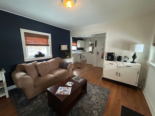 Building Photo - 4 Bed, 2 Bath House