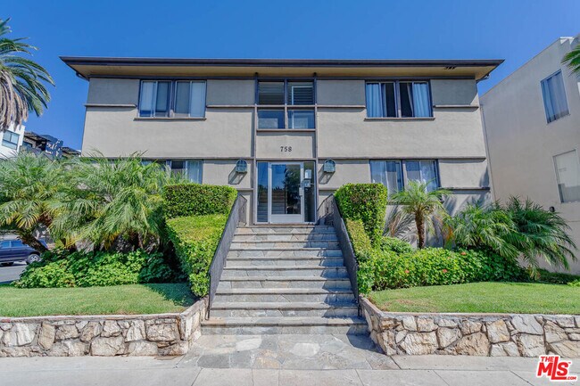 Building Photo - 758 N Hudson Ave