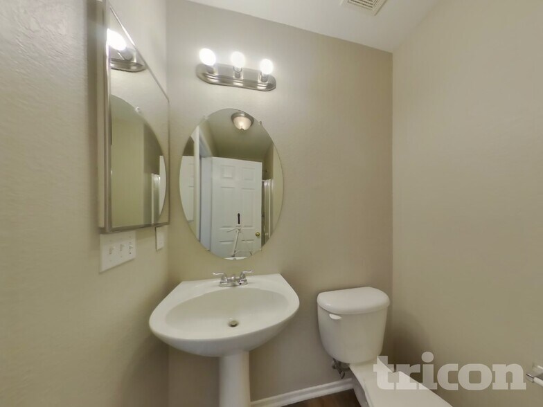 Building Photo - 1734 W Ave H 1