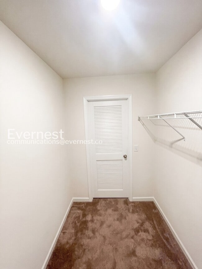Building Photo - 3 Bed/3 Bath Townhome with Garage / Available Now!