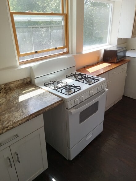 Apt 4 - kitchen - gas stove - 523 E State St