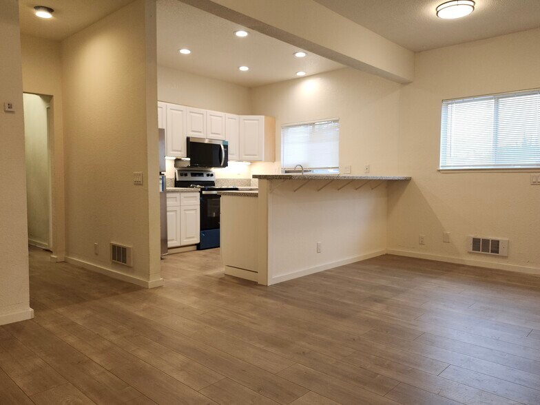 Building Photo - 402 S Laurel St