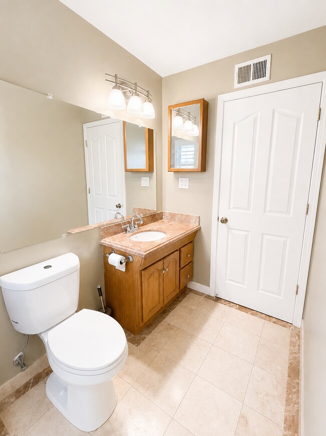 Building Photo - Welcome to this stunning 3 bedroom, 2 bathroom home located in Fremont