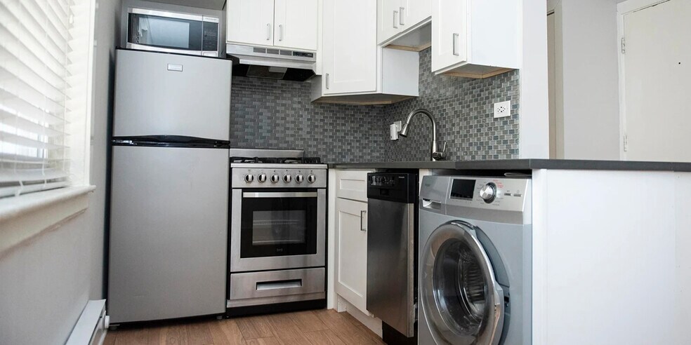 Building Photo - 517 W Belmont Ave