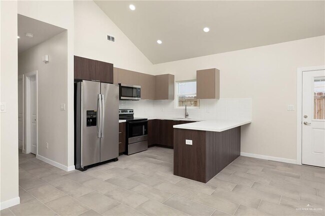 Building Photo - 13 E Iris Ave