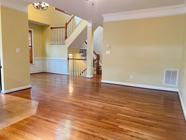 Building Photo - Spacious 3 Bed | 3.5 Bath End Unit Townhom...