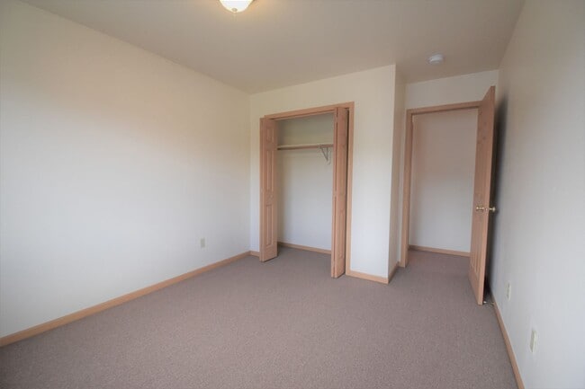Building Photo - Centrally Located 3b 1.5ba Townhouse with attached Garage and Patio!