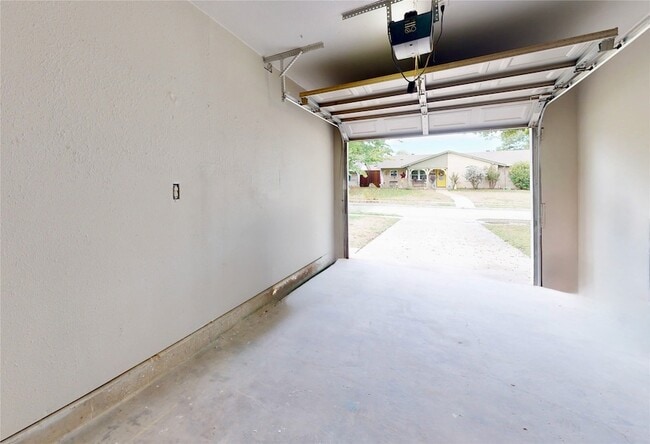 Building Photo - 1404 Meadowcrest Dr