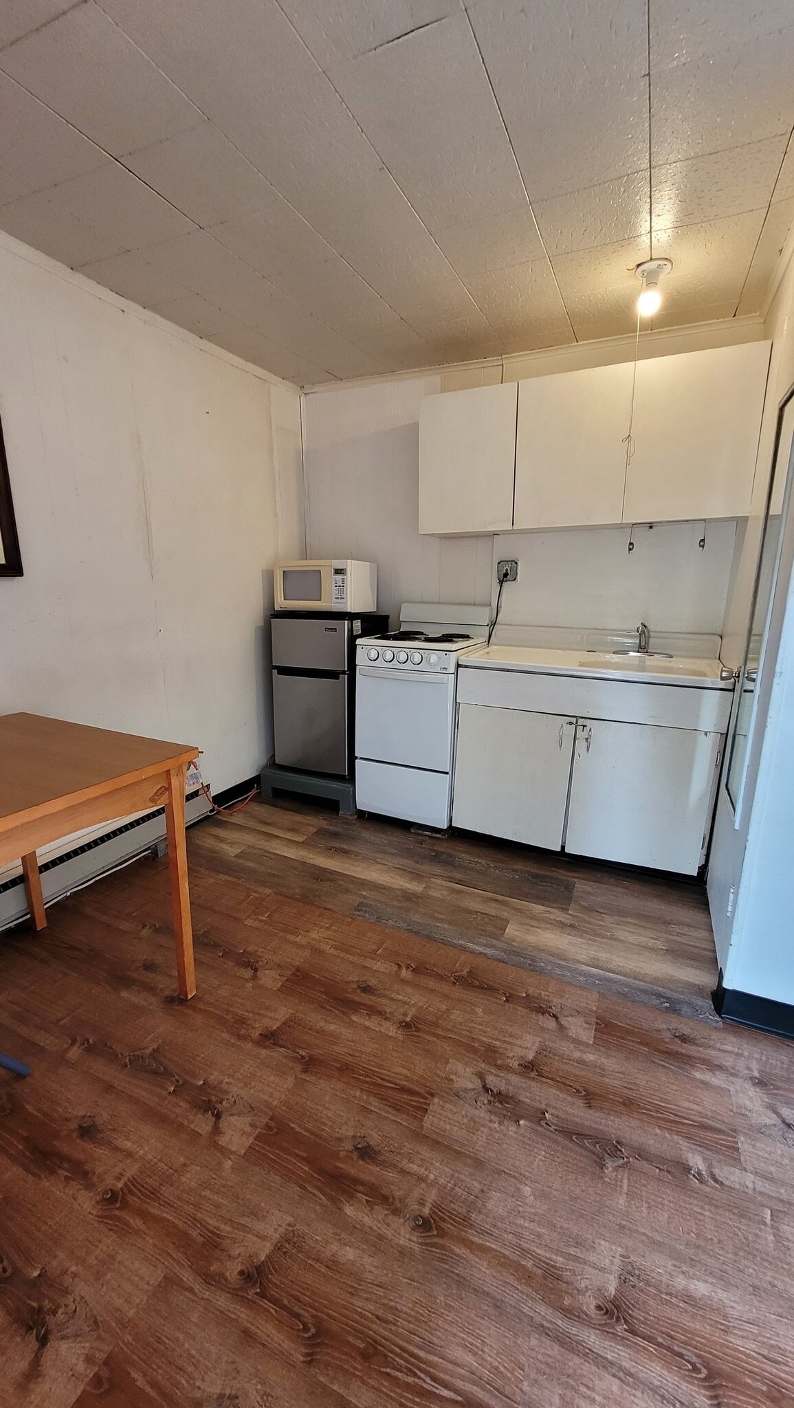 Building Photo - 1128 Hess Ave