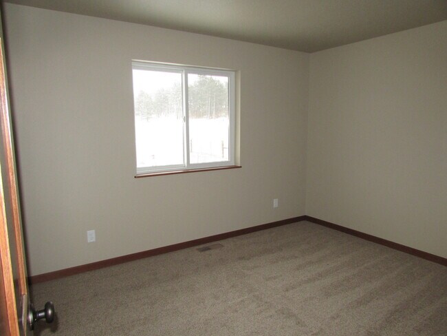 Building Photo - 3 BEDROOM | 2 BATH | GARAGE | NEWER TOWNHO...