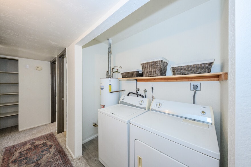 Building Photo - 785 E Country Club Dr