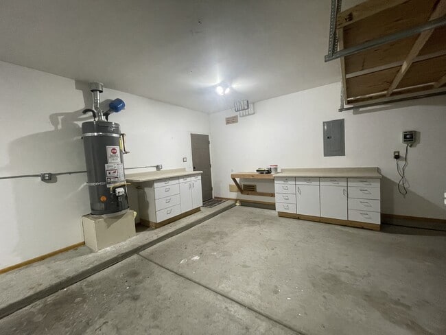Building Photo - 2401 Falesco Rd SE