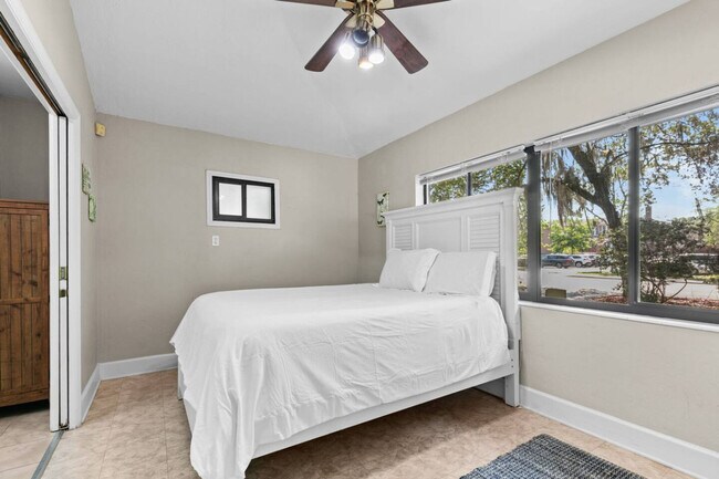 Building Photo - 1929 NW 7th Ln