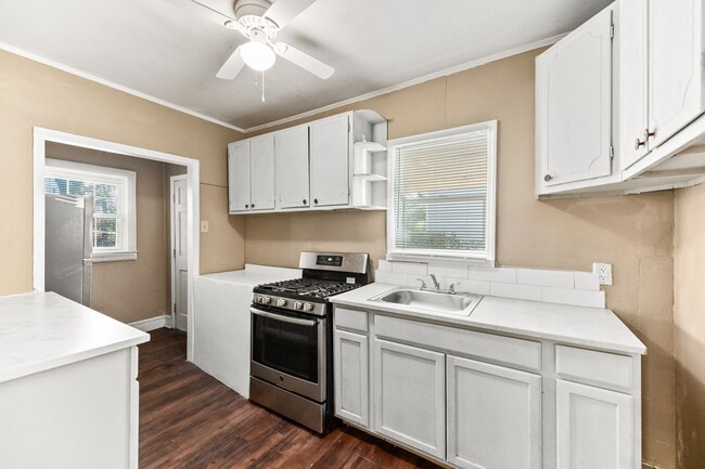 Building Photo - Charming Brick Bungalow in the Heart of North Charleston