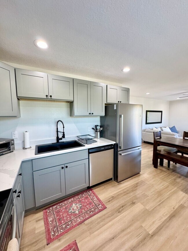 Building Photo - Fully Furnished Down Town Clermont Short T...