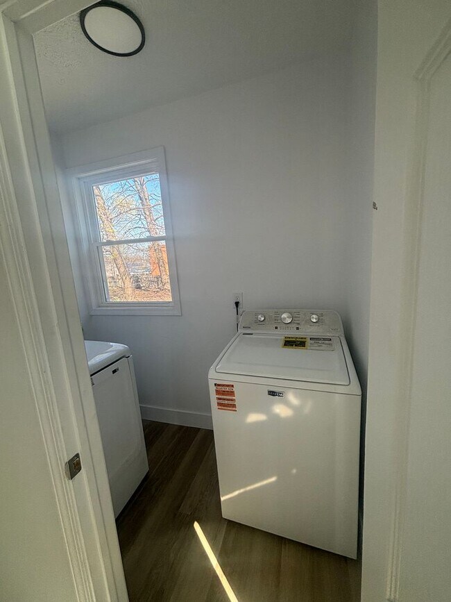 Building Photo - 4bd/1.5b Single Section 8/Cash Pay