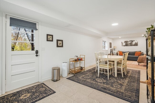 Building Photo - Longview Road