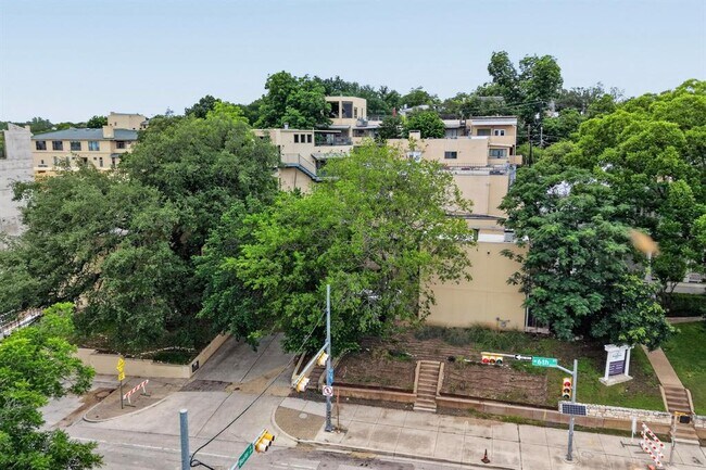 Building Photo - 1106 W 6th St
