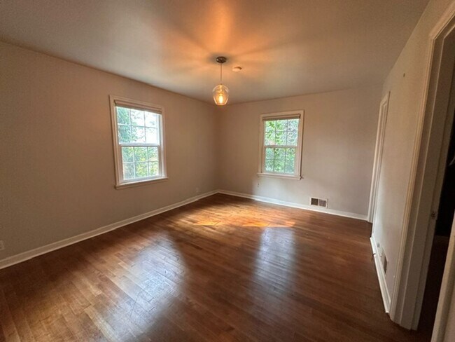 Building Photo - Charming 2 Bed, 1.5 Bath Home with Basement and Sunroom