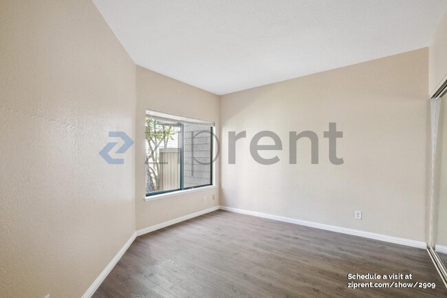 Building Photo - 25 Cove Ln