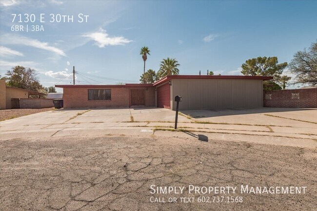 Building Photo - 4 bedroom 2 bath main house with a 2 bed 1...