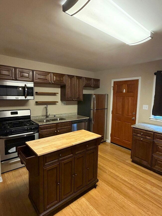 Building Photo - 2403 Meadow Dr