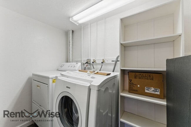 Building Photo - 6845 Thornhill Dr