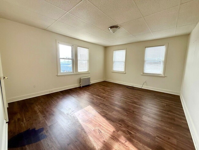 Building Photo - 305 S Front St