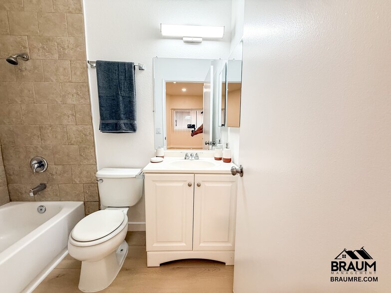 Building Photo - 11459 Collins St