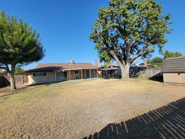 Building Photo - Nice 3 Bed/2 Bath w/Yard Care Included Located near Shopping, Parks & Schools in SW Neighborhood!