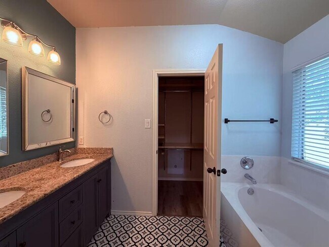 Building Photo - 10905 Dodge Cattle Dr