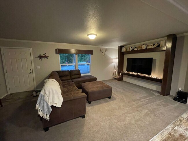 Building Photo - Beautiful Home with Plenty of Land!