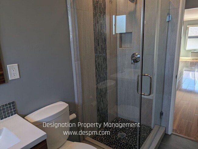 Building Photo - 7638 Hampton Ave