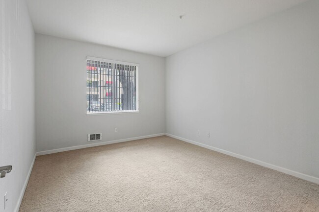 Building Photo - 2-Bedroom Condo in Prime Sunnyvale Location Near Tech Hubs
