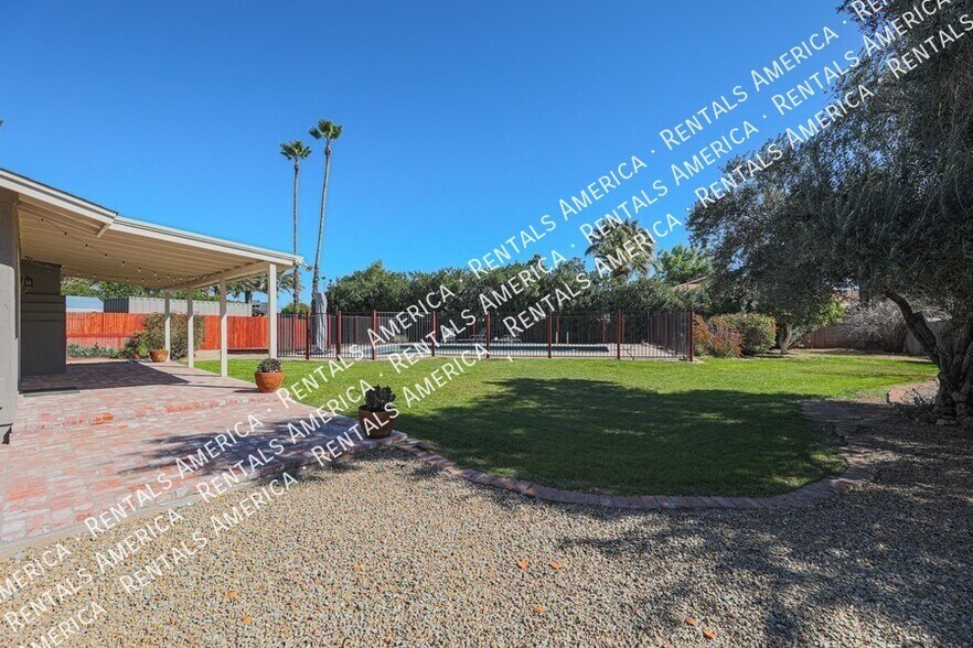 Building Photo - 8613 E Clarendon Ave