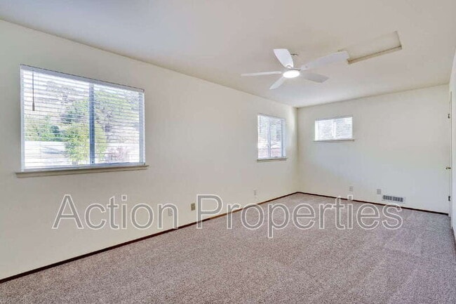 Building Photo - 3322 Shasta Dr