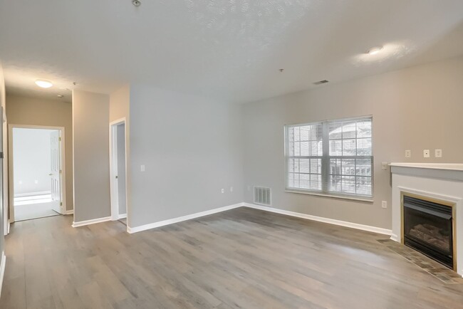 Building Photo - Completely Updated FIRST FLOOR Condo For L...