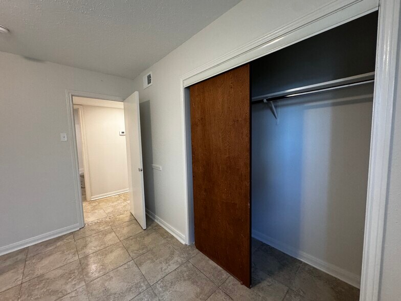 Building Photo - 937 E Monterey Ct