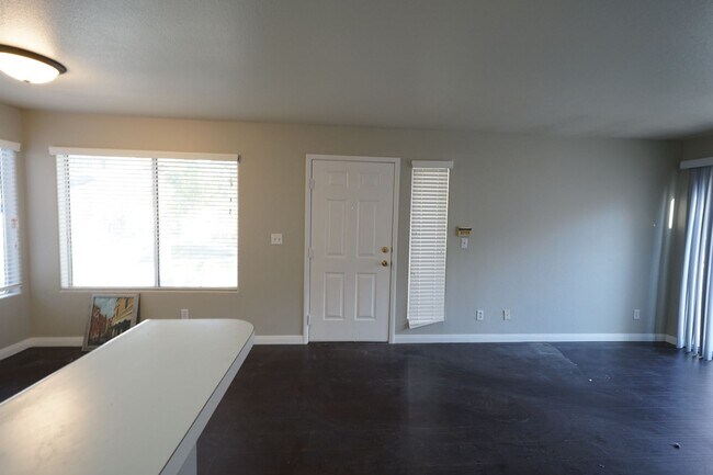 Building Photo - No Showings until 4/10/2026