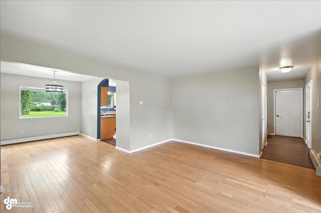 Building Photo - Spacious Palmer Home!