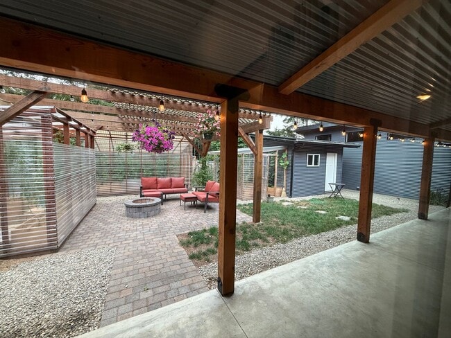Building Photo - Furnished Modern Home for Rent – 2 Bedroom...