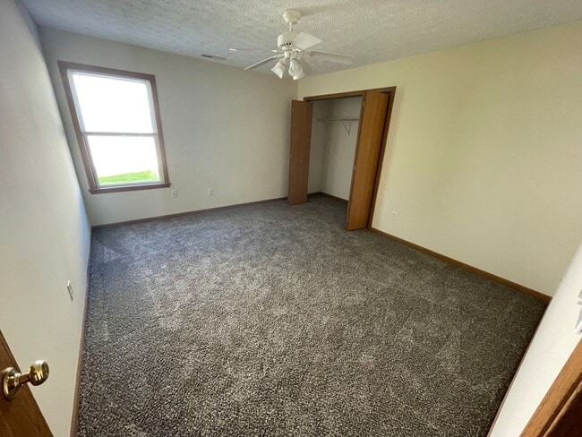 Building Photo - Large 2 Bedroom Condo